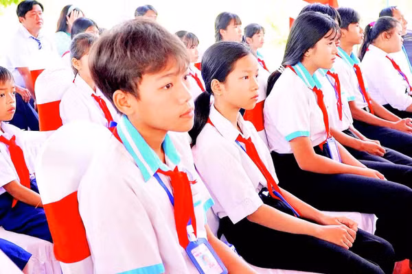 Học sinh dự lễ khởi công Trường phổ thông nội trú liên cấp tiểu học-trung học cơ sở Thường Phước, xã Thường Phước, tỉnh Đồng Tháp.