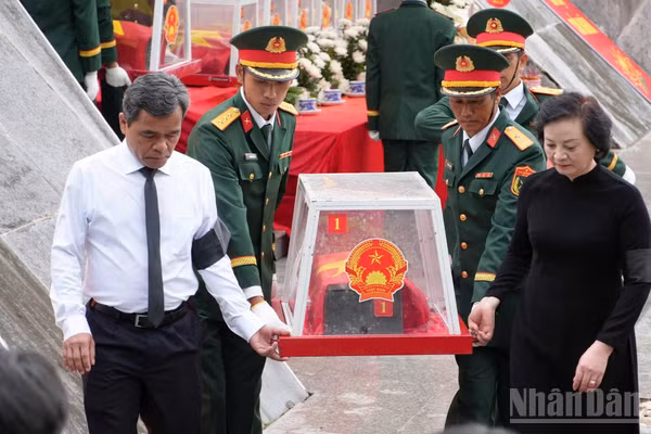 Phó Thủ tướng Phạm Thị Thanh Trà và Bí thư Tỉnh ủy Quảng Ngãi Hồ Văn Niên tiễn đưa hài cốt liệt sĩ đến nơi an nghỉ cuối cùng.