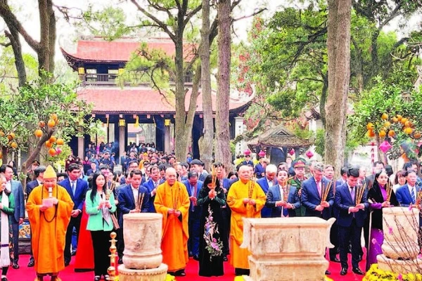 Các đại biểu và du khách thập phương dâng hương tại Chùa Côn Sơn nhân dịp Lễ hội mùa Xuân Côn Sơn-Kiếp Bạc năm 2025.