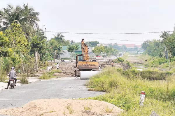 Đường kết nối vào cầu phía bờ phường Phú Khương vẫn chưa hoàn thành.