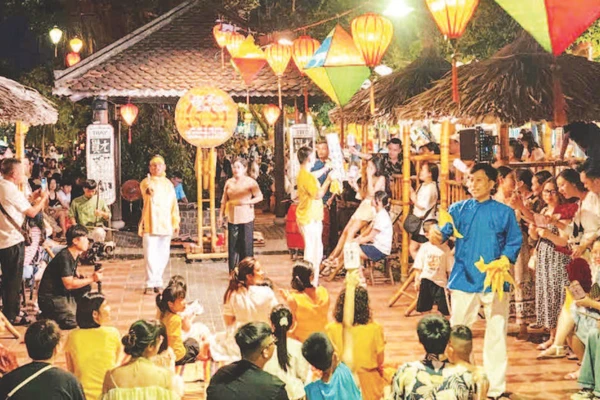 Người dân và du khách nghe hát bài chòi ở Hội An.