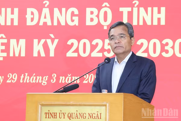 Đồng chí Hồ Văn Niên, Ủy viên Trung ương Đảng, Bí thư Tỉnh ủy Quảng Ngãi phát biểu tại hội nghị.