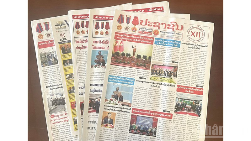 Trang nhất các tờ báo lớn của Lào đều đăng trang trọng các tin, bài về Đại hội lần thứ XIV của Đảng Cộng sản Việt Nam. (Ảnh: DUY TOÀN)