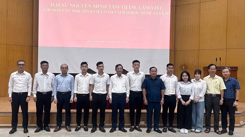 Đại sứ Nguyễn Minh Tâm chụp ảnh lưu niệm cùng đại diện Đoàn du học sinh Việt Nam tại Lào. (Ảnh: Cộng tác viên)