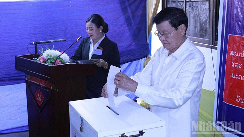 Tổng Bí thư, Chủ tịch nước Lào Thongloun Sisoulith bỏ phiếu bầu tại điểm bỏ phiếu phường Thaphalanxay, quận Sisattanac, Thủ đô Vientiane. (Ảnh: Duy Toàn)