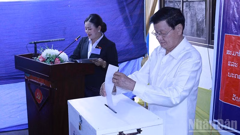 Tổng Bí thư, Chủ tịch nước Lào Thongloun Sisoulith bỏ phiếu bầu tại điểm bỏ phiếu phường Thaphalanxay, quận Sisattanac, Thủ đô Vientiane. (Ảnh: Duy Toàn)