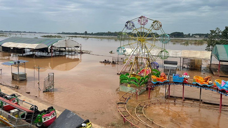 Mực nước sông Mekong dâng cao tại một đoạn chảy qua thủ đô Vientiane. (Ảnh: HẢI TIẾN)