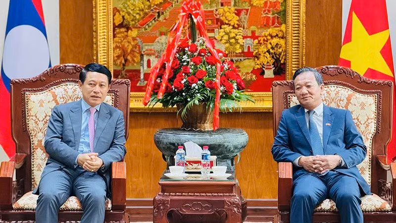Phó Thủ tướng Chính phủ Lào Saleumxay Kommasith tới thăm và chúc mừng Đại sứ quán Việt Nam tại Lào. (Ảnh: Cộng tác viên)