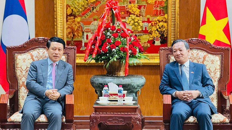 Phó Thủ tướng Chính phủ Lào Saleumxay Kommasith tới thăm và chúc mừng Đại sứ quán Việt Nam tại Lào. (Ảnh: Cộng tác viên)
