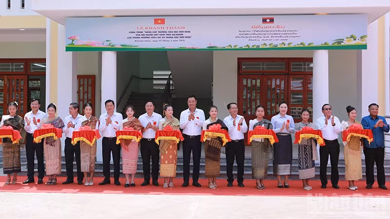 Các đại biểu cắt băng khánh thành ngôi trường. (Ảnh: DUY TOÀN)