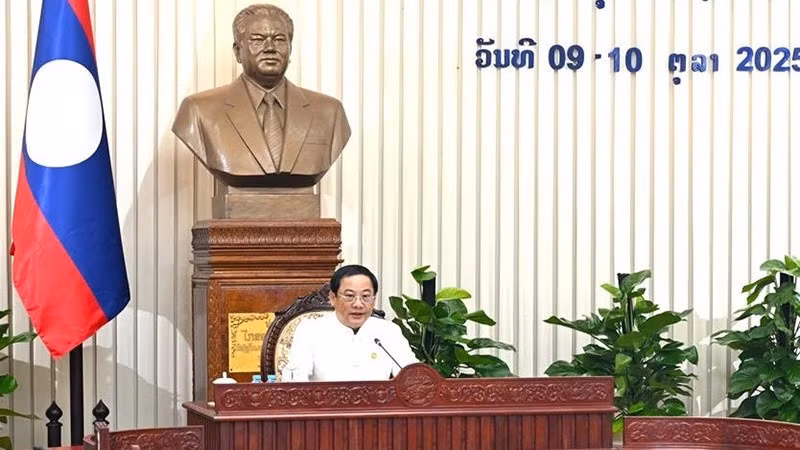 Thủ tướng Chính phủ Lào Sonexay Siphandone phát biểu bế mạc phiên họp. (Ảnh: Báo Pasaxon)