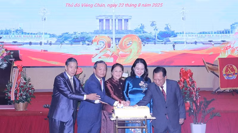 Các đại biểu cắt bánh mừng sinh nhật lần thứ 80 của nước Cộng hòa xã hội chủ nghĩa Việt Nam. (Ảnh: HẢI TIẾN)