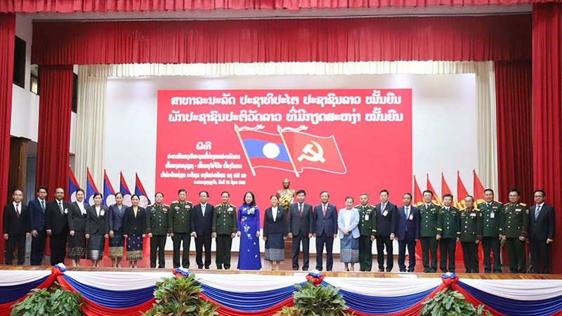 Các đại biểu chụp ảnh lưu niệm tại buổi lễ. (Ảnh: TRỊNH DŨNG)