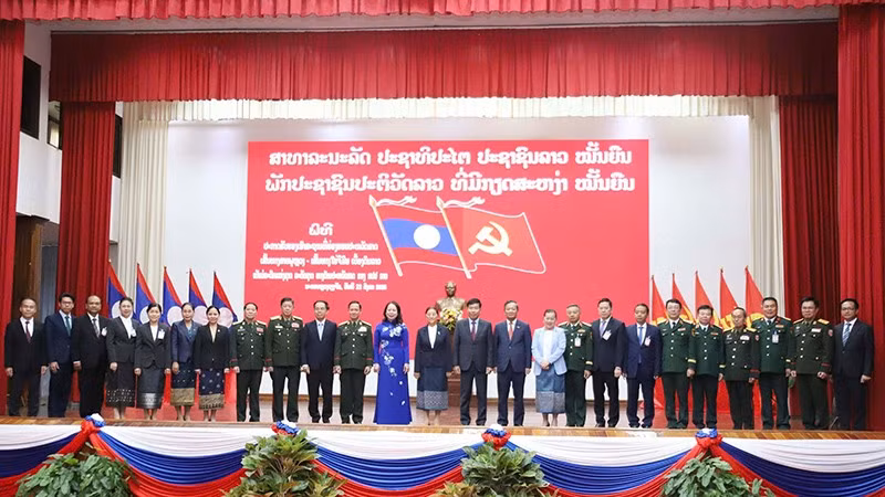 Các đại biểu chụp ảnh lưu niệm tại buổi lễ. (Ảnh: TRỊNH DŨNG)