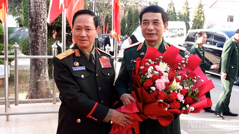 Bộ trưởng Quốc phòng Lào Khamliang Outhakaysone tặng hoa Đại tướng Phan Văn Giang. Ảnh: Trịnh Dũng