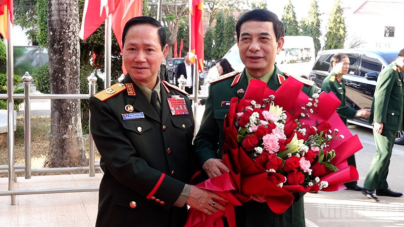 Bộ trưởng Quốc phòng Lào Khamliang Outhakaysone tặng hoa Đại tướng Phan Văn Giang. Ảnh: Trịnh Dũng