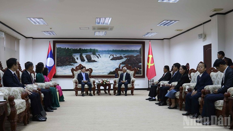 Đoàn đại biểu Ban Tuyên giáo và Dân vận Trung ương chào xã giao đồng chí Khamphanh Pheuiyavong, Bí thư Trung ương Đảng, Trưởng Ban Tuyên huấn Trung ương Đảng Nhân dân Cách mạng Lào. (Ảnh: DUY TOÀN)