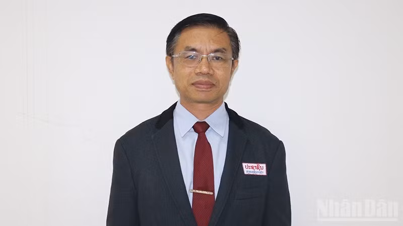 Đồng chí Syvanh Homxaiyaded, quyền Tổng Biên tập báo Pasaxon (Tiếng nói của Trung ương Đảng Nhân dân Cách mạng Lào). (Ảnh: TRỊNH DŨNG)