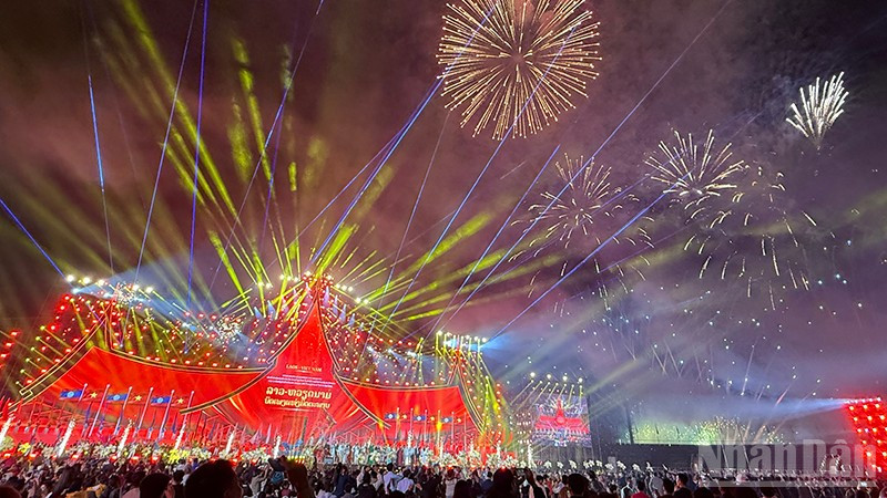 Màn pháo hoa tại chương trình mang đến cho khán giả sự phấn khích thăng hoa tột độ. (Ảnh: Trịnh Dũng)
