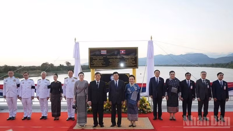Tổng Bí thư, Chủ tịch nước Lào và Nhà vua Thái Lan Rama X tại lễ khánh thành cầu Hữu nghị Lào-Thái Lan số 5. (Ảnh: DUY TOÀN)
