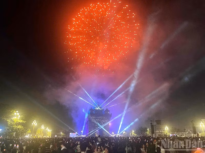 Màn bắn pháo hoa đặc sắc đón chào năm mới 2026 tại thủ đô Vientiane. (Ảnh: DUY TOÀN)
