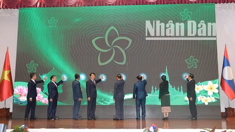 Đại tướng Lương Tam Quang cùng các đại biểu bấm nút khai trương Hệ thống sản xuất thẻ căn cước công dân Lào. (Ảnh: HẢI TIẾN)