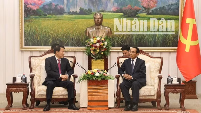 Bộ trưởng Công an Lương Tam Quang chào xã giao Thường trực Ban Bí thư Đảng Nhân dân Cách mạng Lào, Phó Chủ tịch nước Cộng hòa dân chủ nhân dân Lào Bounthong Chitmany. (Ảnh: HẢI TIẾN)