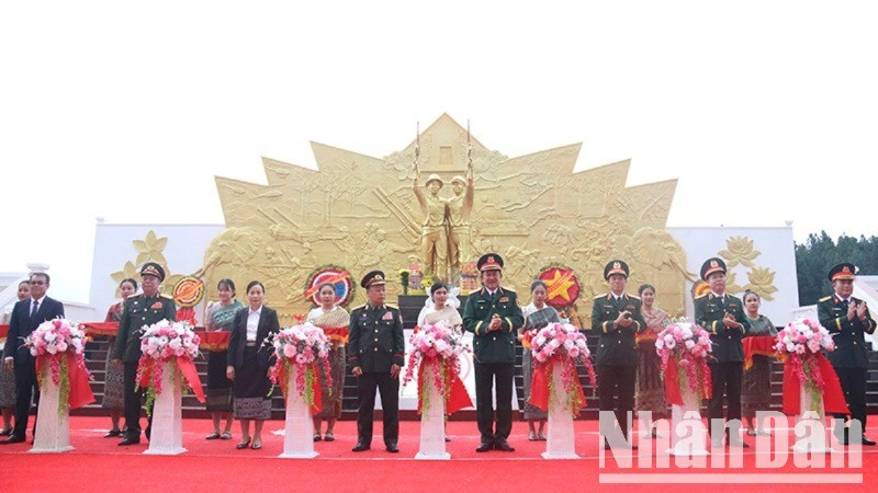 Các đại biểu cắt băng khánh thành và bàn giao dự án. (Ảnh: Hải Tiến)