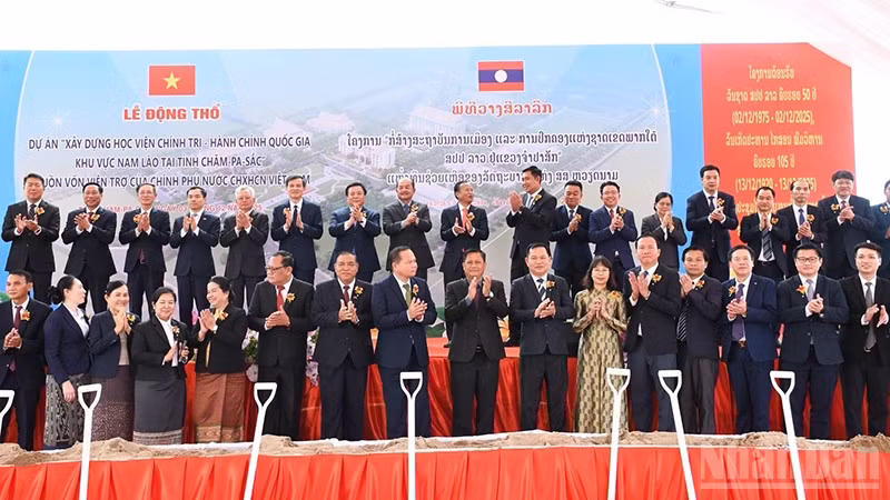 Các đại biểu tại lễ khởi công xây dựng dự án. (Ảnh: DUY TOÀN)