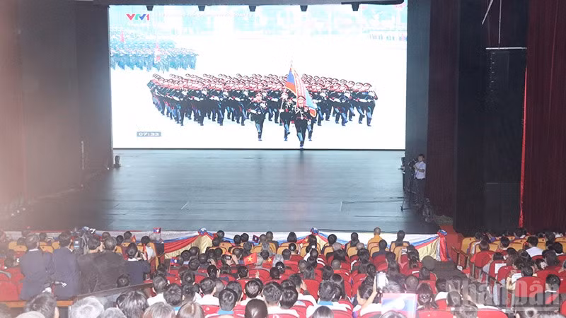 Các đại biểu Việt Nam và Lào vui mừng khi chứng kiến khối Quân đội nhân dân Lào tham gia diễu binh kỷ niệm 80 năm Quốc khánh Việt Nam 2/9. (Ảnh: HẢI TIẾN)
