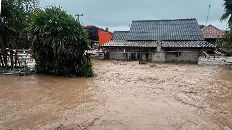 Nhiều địa phương ở miền bắc và miền trung của Lào đang ngập lụt do mưa lớn kéo dài. Ảnh: Vientiane Times