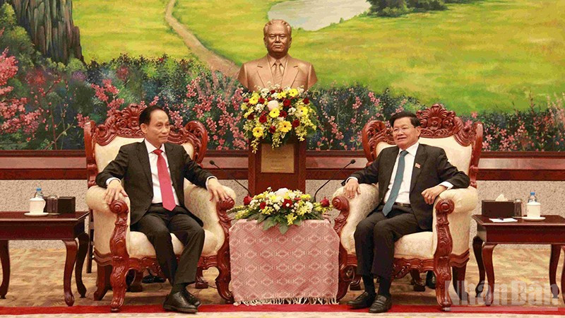 Đồng chí Lê Hoài Trung, Đặc phái viên của Tổng Bí thư Tô Lâm chúc mừng Tổng Bí thư Đảng Nhân dân Cách mạng Lào khóa XII, Chủ tịch nước Lào Thongloun Sisoulith. (Ảnh: DUY TOÀN)