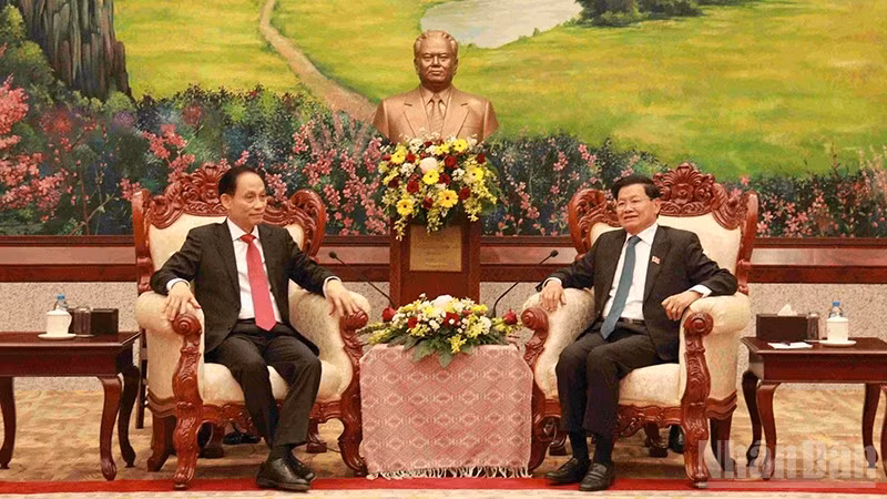 Đồng chí Lê Hoài Trung, Đặc phái viên của Tổng Bí thư Tô Lâm chúc mừng Tổng Bí thư Đảng Nhân dân Cách mạng Lào khóa XII, Chủ tịch nước Lào Thongloun Sisoulith. (Ảnh: DUY TOÀN)