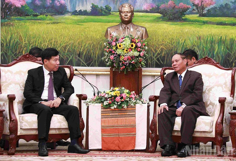 Thứ trưởng Ngoại giao Nguyễn Mạnh Cường và đồng chí Vilay Lakhamphong, Ủy viên Bộ Chính trị, Thường trực Ban Bí thư Đảng Nhân dân Cách mạng Lào (Khóa XII). (Ảnh: DUY TOÀN)