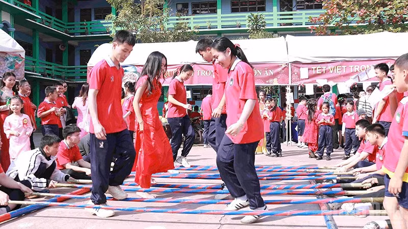 Các em học sinh hào hứng tham gia trò chơi dân gian tại sự kiện. (Ảnh: DUY TOÀN)