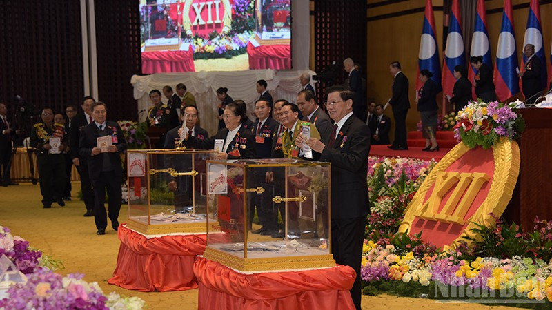 Tổng Bí thư, Chủ tịch nước Lào Thongloun Sisoulith và các đồng chí dự Đại hội bỏ phiếu bầu Ban Chấp hành Trung ương khóa mới. (Ảnh: TRỊNH DŨNG)