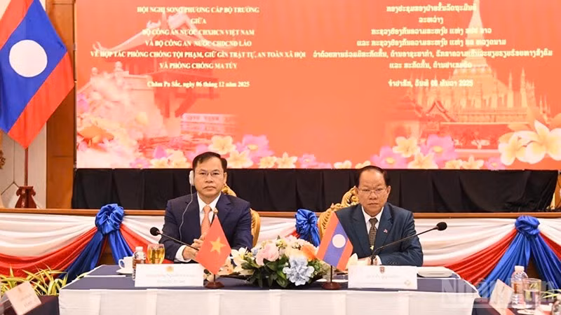 Thượng tướng Nguyễn Văn Long và Thượng tướng Khamkinh Phuilamanivong đồng chủ trì hội nghị. (Ảnh: DUY TOÀN)