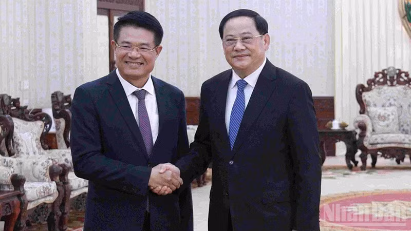 Đồng chí Nguyễn Huy Tiến, Viện trưởng Viện Kiểm sát nhân dân tối cao Việt Nam chào xã giao Thủ tướng Chính phủ Lào Sonexay Siphandone. (Ảnh: DUY TOÀN)