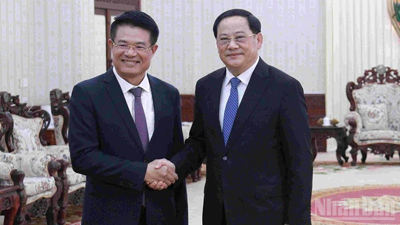 Đồng chí Nguyễn Huy Tiến, Viện trưởng Viện Kiểm sát nhân dân tối cao Việt Nam chào xã giao Thủ tướng Chính phủ Lào Sonexay Siphandone. (Ảnh: DUY TOÀN)