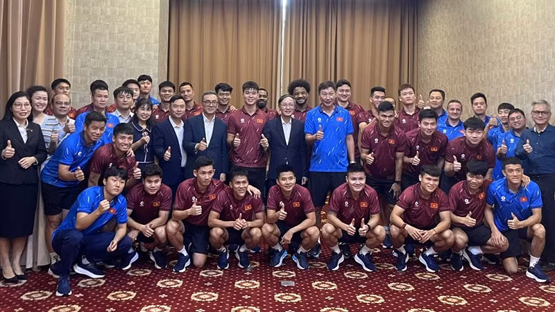 Đại diện Đại sứ quán Việt Nam tại Lào với các cầu thủ và Ban huấn luyện Đội tuyển bóng đá nam quốc gia. (Ảnh: DUY TOÀN)