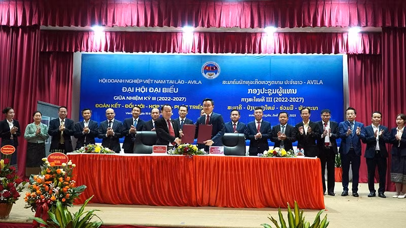 Ký kết thỏa thuận hợp tác giữa Công ty Star Telecom và Hội doanh nghiệp Việt Nam tại Lào. (Ảnh: HẢI TIẾN)