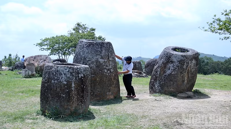 Du khách tham quan Cánh đồng Chum tại tỉnh Xiengkhouang của Lào, địa danh được UNESCO công nhận là Di sản văn hóa thế giới. (Ảnh: TRỊNH DŨNG)