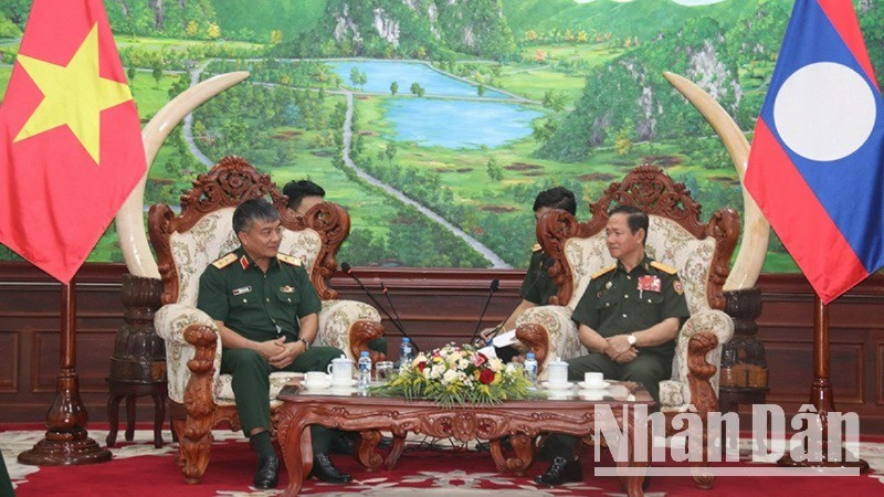Thứ trưởng Quốc phòng Nguyễn Văn Hiền chào xã giao Bộ trưởng Quốc phòng Lào. (Ảnh: HẢI TIẾN)