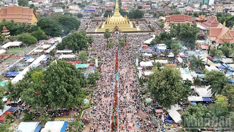 Lễ hội That Luang năm 2025 của Lào nhìn từ trên cao. (Ảnh: Cộng tác viên)