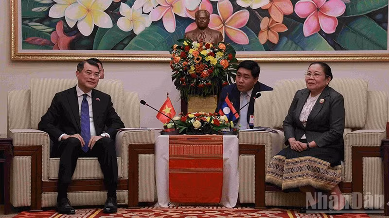 Đồng chí Lê Minh Hưng trao đổi với Trưởng Ban Tổ chức Trung ương Đảng Nhân dân Cách mạng Lào. (Ảnh: DUY TOÀN)