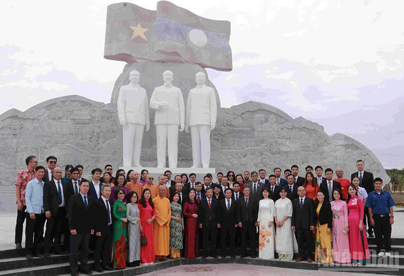 Đoàn chụp ảnh lưu niệm trước tượng đài Chủ tịch Hồ Chí Minh, Chủ tịch Kaysone Phomvihane, Chủ tịch Souphanouvong tại Công viên Hữu nghị Lào-Việt Nam ở thủ đô Vientiane. (Ảnh: DUY TOÀN)