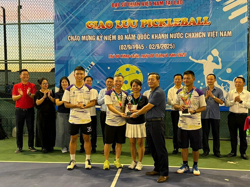Đại sứ Việt Nam tại Lào Nguyễn Minh Tâm trao Giải Nhất cho các vận động viên. (Ảnh: HẢI TIẾN)
