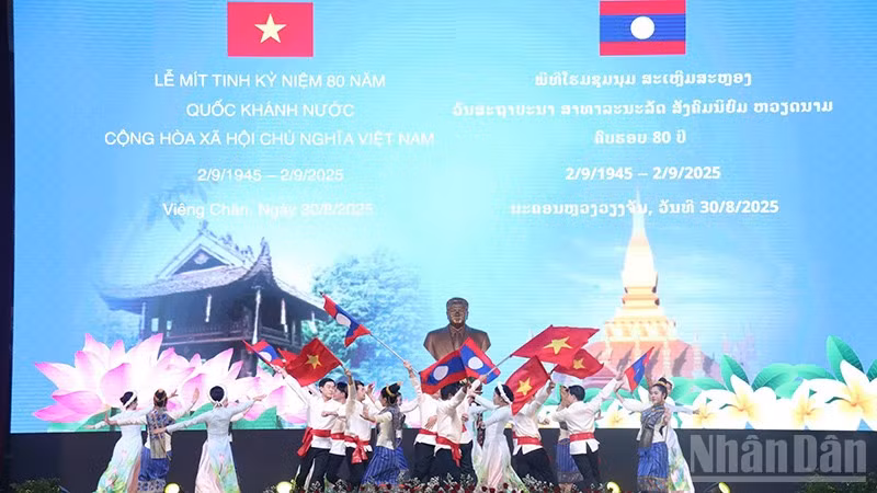 Biểu diễn văn nghệ ca ngợi mối quan hệ Lào-Việt Nam. (Ảnh: HẢI TIẾN)