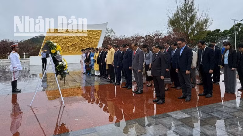 Đại sứ Việt Nam tại Lào dẫn đầu Đoàn công tác dâng hương tưởng niệm tại Đài tưởng niệm Liên minh chiến đấu Lào-Việt tỉnh Xiengkhouang. (Ảnh: Trịnh Dũng)