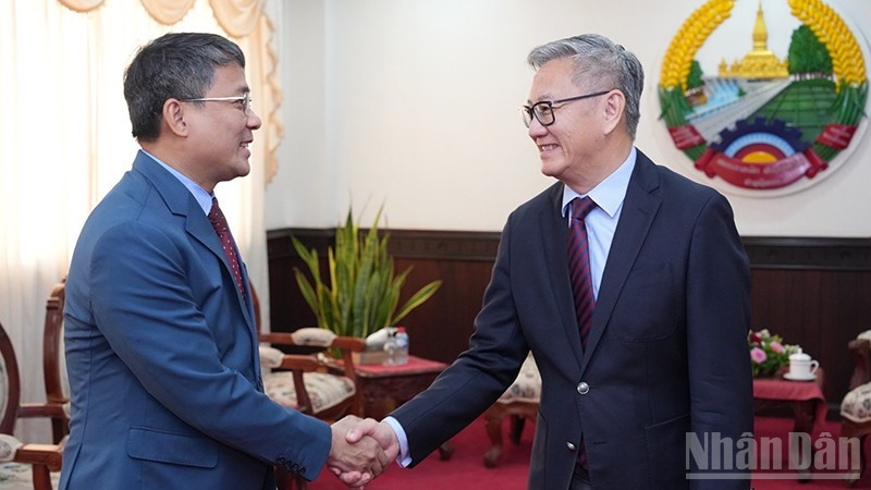 Thứ trưởng Thường trực Ngoại giao Nguyễn Minh Vũ và Bộ trưởng Ngoại giao Lào Thongsavanh Phomvihane. (Ảnh: DUY TOÀN)